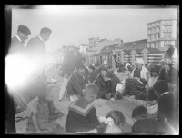 fo040020: Mensen in een kring spelen een spel op het strand