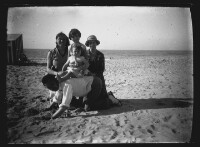 fo040194: Ludieke groepsfoto op het strand