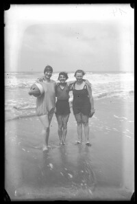 fo040021: Drie jonge vrouwen in zwemkledij op het strand