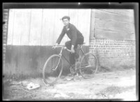 fo040309: Pose van een man op een fiets