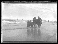 fo040164: Pose van een gezin aan het strand