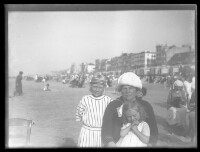 fo040169: Een vrouw en twee kinderen op het strand