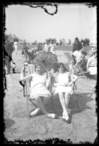 fo040037: Twee vrouwen in strandstoel op het strand