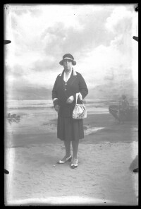 fo040038: Portret van een vrouw in een fotostudio 'aan zee'