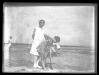 fo040032:  Een vrouw en een meisje, met schop, op het strand